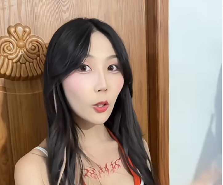 Không hề gượng gạo hay cố gây sốc, cô nàng thể hiện sự tự tin khiến người xem khó rời mắt.