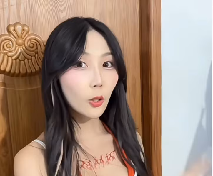 Không hề gượng gạo hay cố gây sốc, cô nàng thể hiện sự tự tin khiến người xem khó rời mắt.