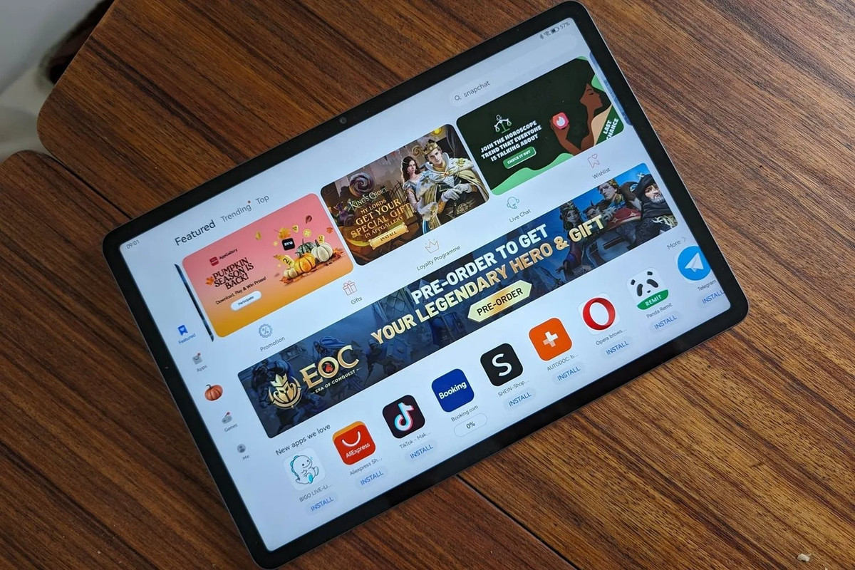 Máy có màn hình TFT LCD 11.5 inch độ phân giải 2200 x 1440, tần số 120 Hz và tuỳ chọn PaperMatte chống chói, rất phù hợp khi vẽ hoặc dùng ngoài trời nhưng màu sắc không rực rỡ như OLED.