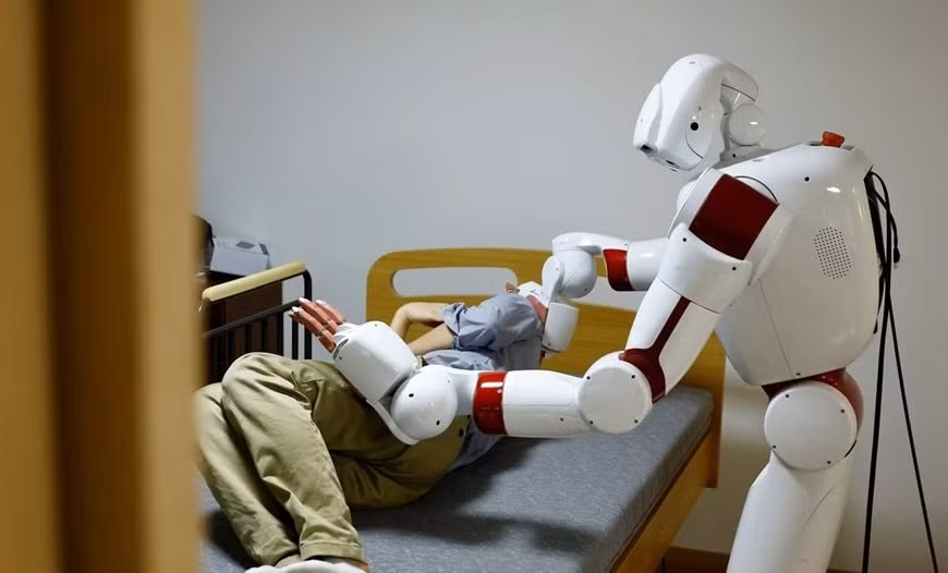 Ở mặt đất, robot hình người đang tiến hóa nhanh chóng và có thể trở thành “người chăm sóc” trong gia đình, hỗ trợ người già, người khuyết tật và thậm chí cung cấp tương tác cảm xúc như con người thật.