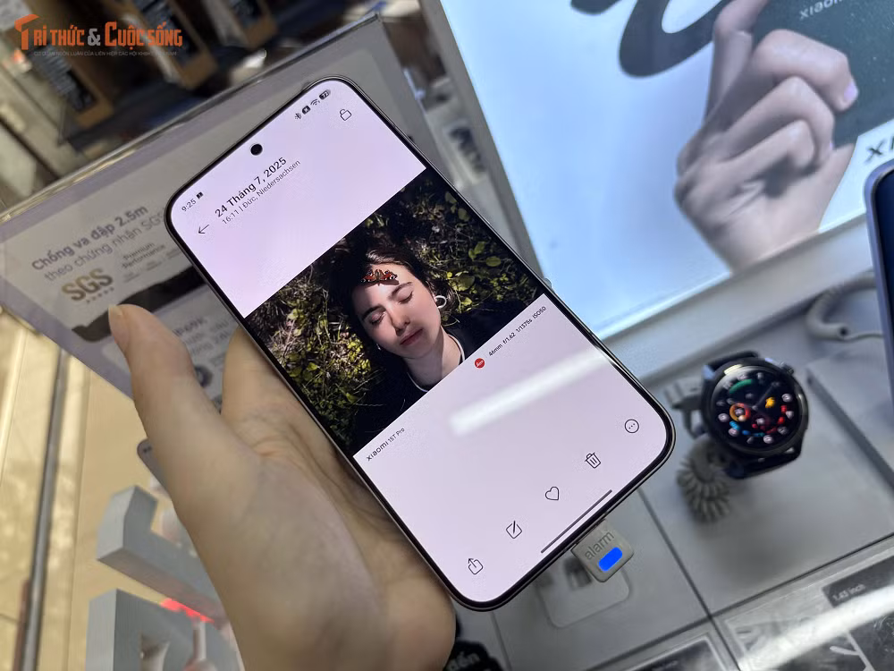 Thiết bị cũng được tích hợp hệ sinh thái AI với nhiều tính năng như nhận diện giọng nói, dịch thuật thời gian thực, tìm kiếm thông minh và hỗ trợ sáng tạo nội dung, đồng thời kết hợp trợ lý AI để nâng cao hiệu quả làm việc và tương tác của người dùng.