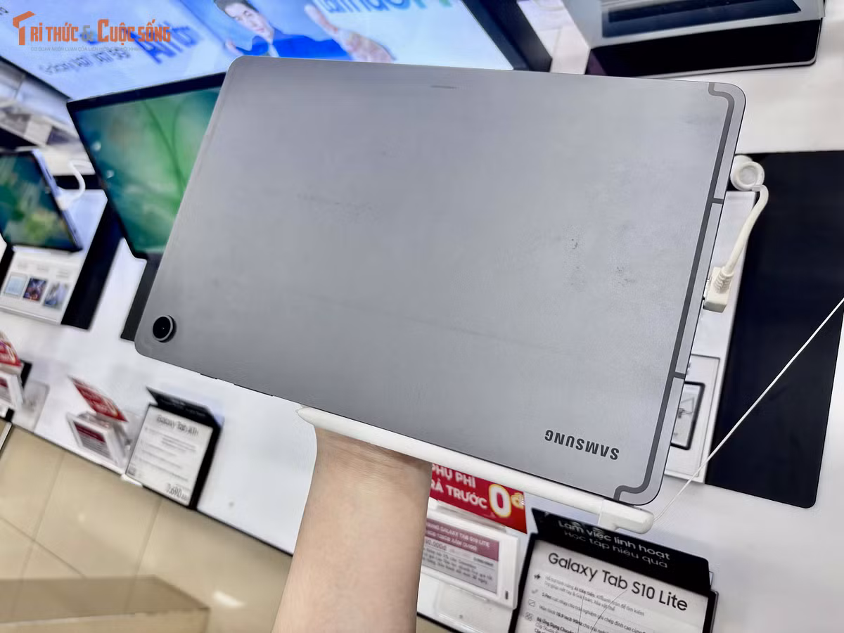 Đi kèm với đó là công nghệ Vision Booster giúp tự động điều chỉnh độ sáng và độ tương phản theo điều kiện ánh sáng môi trường, đảm bảo nội dung hiển thị luôn rõ ràng ngay cả khi sử dụng ngoài trời, đồng thời khả năng giảm ánh sáng xanh cũng góp phần bảo vệ mắt, hạn chế tình trạng mỏi mắt khi sử dụng thiết bị trong thời gian dài.