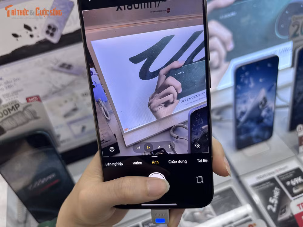 Ở mảng nhiếp ảnh, hệ thống camera Leica là điểm nhấn quan trọng với cảm biến chính 50MP khẩu độ lớn f/1.62 hỗ trợ chống rung quang học, đi kèm camera tele 50MP và camera góc siêu rộng 12MP, mang lại khả năng chụp linh hoạt từ phong cảnh đến chân dung hay zoom xa.