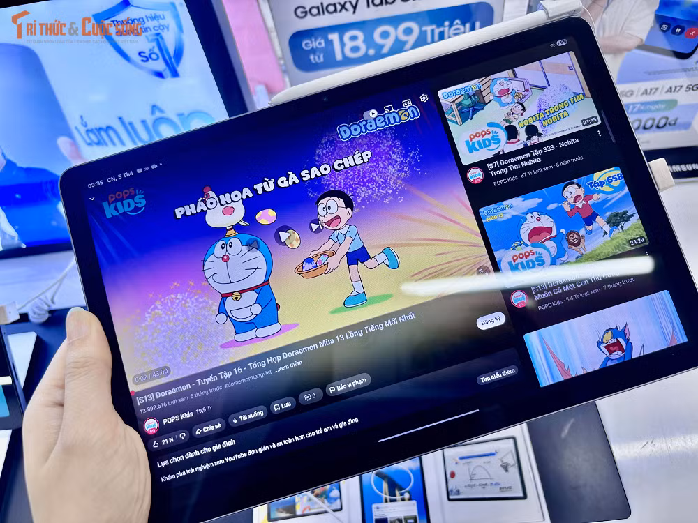 Về hiệu năng, Galaxy Tab S10 Lite được trang bị vi xử lý Exynos 1380, cho phép xử lý tốt các tác vụ đa nhiệm như chia đôi màn hình, vừa ghi chú vừa tham gia họp trực tuyến hoặc giải trí với các ứng dụng phổ biến, mang lại trải nghiệm sử dụng ổn định và mượt mà trong nhiều kịch bản khác nhau.