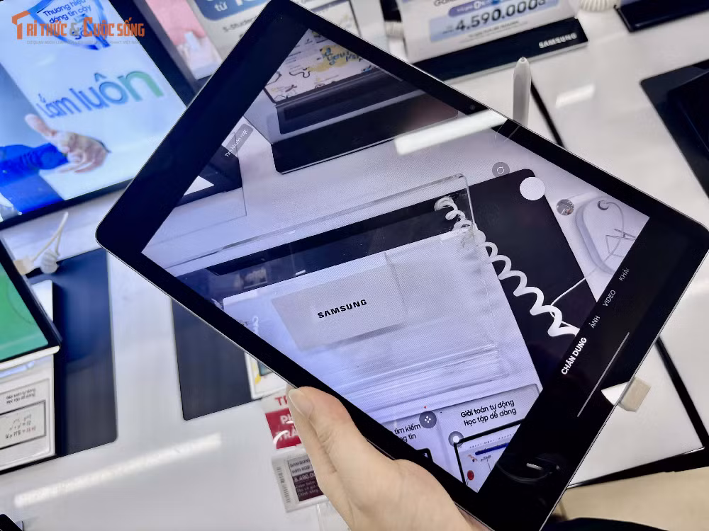 Không chỉ dừng lại ở hiệu năng, thiết bị còn được tích hợp viên pin dung lượng 8000 mAh, đáp ứng nhu cầu sử dụng liên tục lên tới nhiều giờ liền, từ học tập, làm việc đến xem video giải trí, đồng thời công nghệ sạc nhanh 25W giúp rút ngắn thời gian chờ, đảm bảo thiết bị luôn sẵn sàng cho các tác vụ tiếp theo.