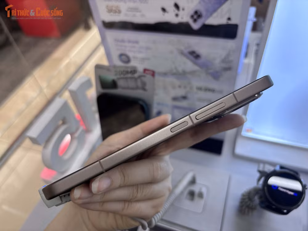 Màn hình AMOLED 6,83 inch độ phân giải 1.5K với tần số quét 144Hz là một trong những điểm sáng đáng chú ý, không chỉ cho hình ảnh sắc nét, màu sắc sống động mà còn đảm bảo độ mượt trong từng thao tác, đặc biệt phù hợp với nhu cầu giải trí, chơi game hay xem video chất lượng cao.