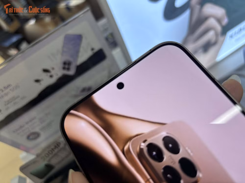 Viên pin 5.500mAh mang lại thời lượng sử dụng ấn tượng, đủ đáp ứng cả ngày dài, kết hợp sạc nhanh 90W giúp rút ngắn thời gian nạp năng lượng, bên cạnh đó là sạc không dây 50W mang lại sự tiện lợi trong quá trình sử dụng hàng ngày.