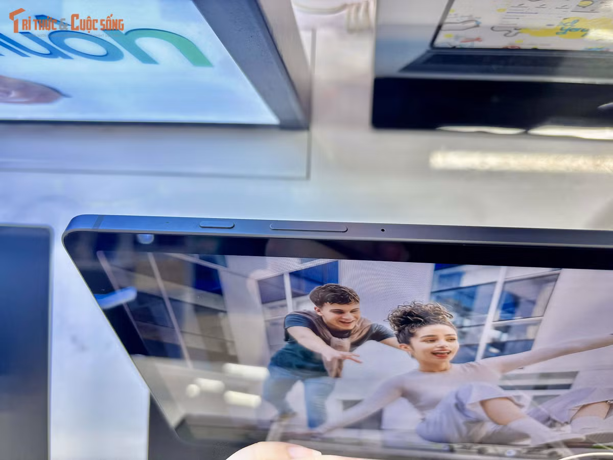 Samsung cũng tích hợp sâu các tính năng phần mềm như Samsung Notes, Math Solver hay Object Eraser nhằm tận dụng tối đa sức mạnh của S Pen, giúp người dùng dễ dàng ghi chú, giải toán, chỉnh sửa hình ảnh hoặc xử lý tài liệu một cách nhanh chóng và trực quan hơn.