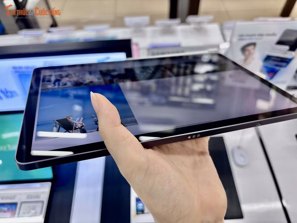 Thiết bị cũng được hoàn thiện với hai tùy chọn màu sắc Xám và Bạc mang phong cách tối giản, hiện đại, phù hợp với nhiều đối tượng người dùng từ học sinh, sinh viên cho đến nhân viên văn phòng, đồng thời chuẩn kháng bụi và nước nhẹ IP42 giúp tăng độ bền khi sử dụng trong môi trường thực tế hàng ngày.