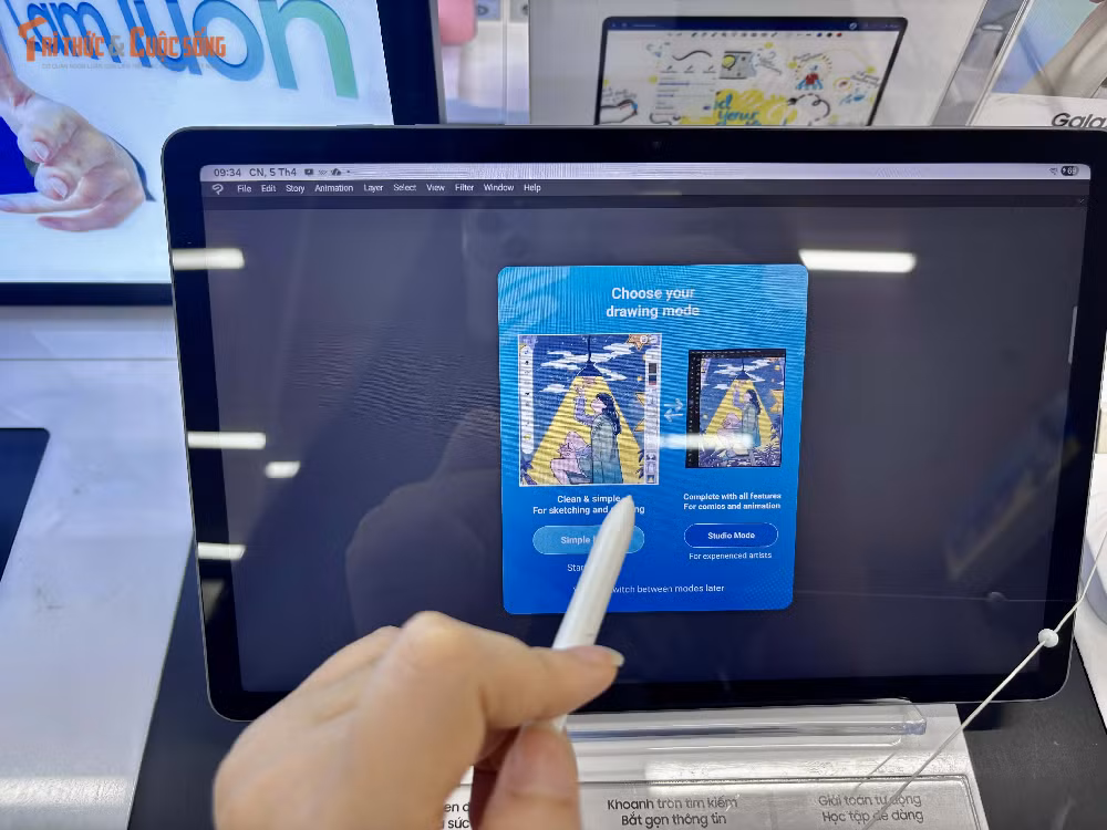 Một trong những điểm nhấn quan trọng nhất của sản phẩm là bút S Pen được tặng kèm, mang lại trải nghiệm ghi chú, vẽ và sáng tạo nội dung trực quan, biến thiết bị thành một cuốn sổ tay kỹ thuật số hoặc bảng vẽ linh hoạt phục vụ cả nhu cầu học tập lẫn công việc sáng tạo.