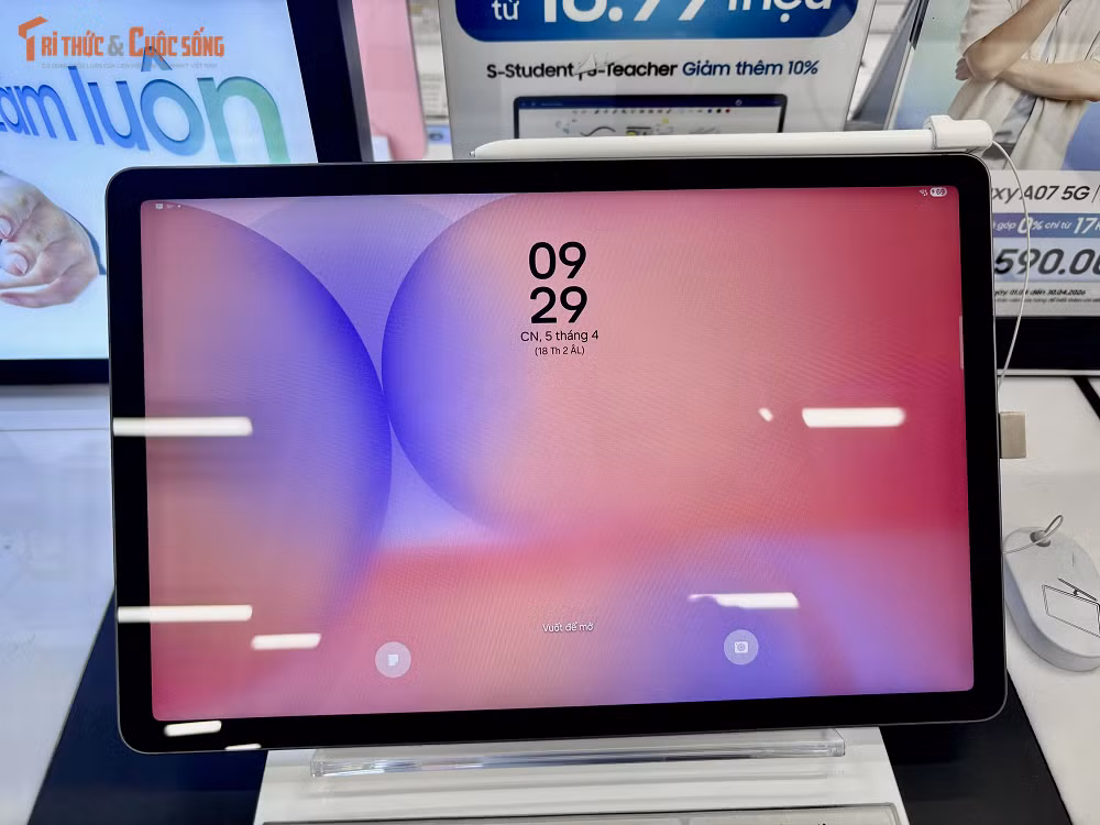 Về khả năng hiển thị, máy được trang bị màn hình TFT LCD kích thước 10,9 inch với độ phân giải 1320 x 2112 pixel, mang lại không gian hiển thị rộng rãi cho các tác vụ như đọc tài liệu, xem video hay xử lý công việc, trong khi tần số quét 90 Hz giúp các thao tác cuộn, lướt và chuyển đổi ứng dụng trở nên mượt mà hơn đáng kể so với màn hình tiêu chuẩn 60 Hz.