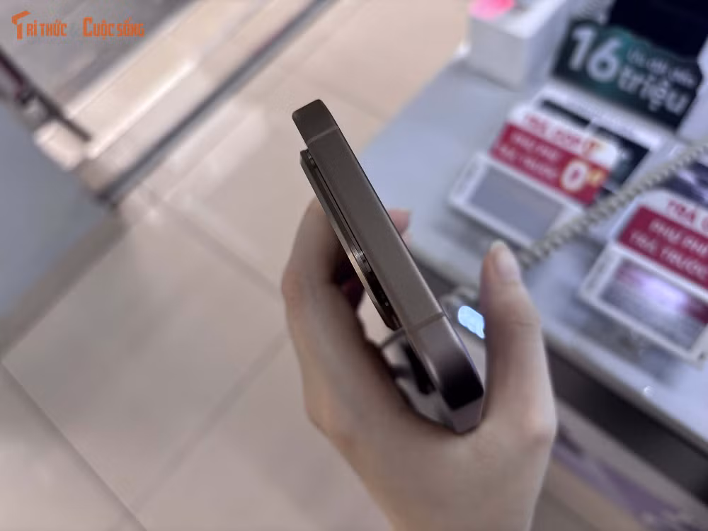 Độ sáng tối đa lên tới 3200 nits giúp máy hiển thị tốt ngoài trời, trong khi công nghệ PWM dimming tần số cao và các chứng nhận bảo vệ mắt góp phần giảm mỏi mắt khi sử dụng lâu, cho thấy Xiaomi chú trọng đến trải nghiệm người dùng toàn diện hơn là chỉ chạy đua thông số.