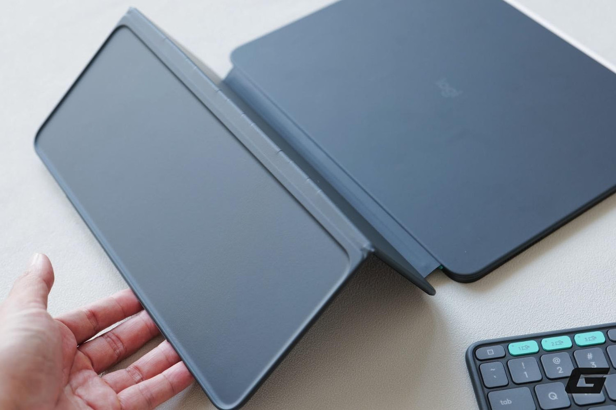 Người dùng có thể gõ văn bản thoải mái với độ nảy phím hợp lý, đồng thời dễ dàng tháo bàn phím để iPad nhẹ nhàng hơn khi giải trí.(Ảnh: Genk)