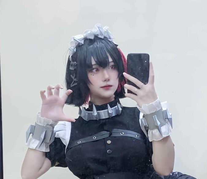 Điểm nhấn của bộ ảnh là trang phục táo bạo, tôn trọn vóc dáng và thần thái gợi cảm của Cigw Pols.