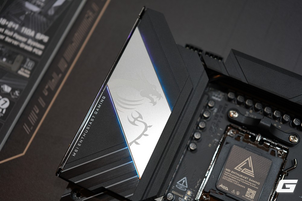 Nổi bật nhất là MEG X870E UNIFY-X MAX, dòng mainboard ép xung trứ danh với thiết kế hai khe RAM tối ưu đường tín hiệu.(Ảnh: Genk)