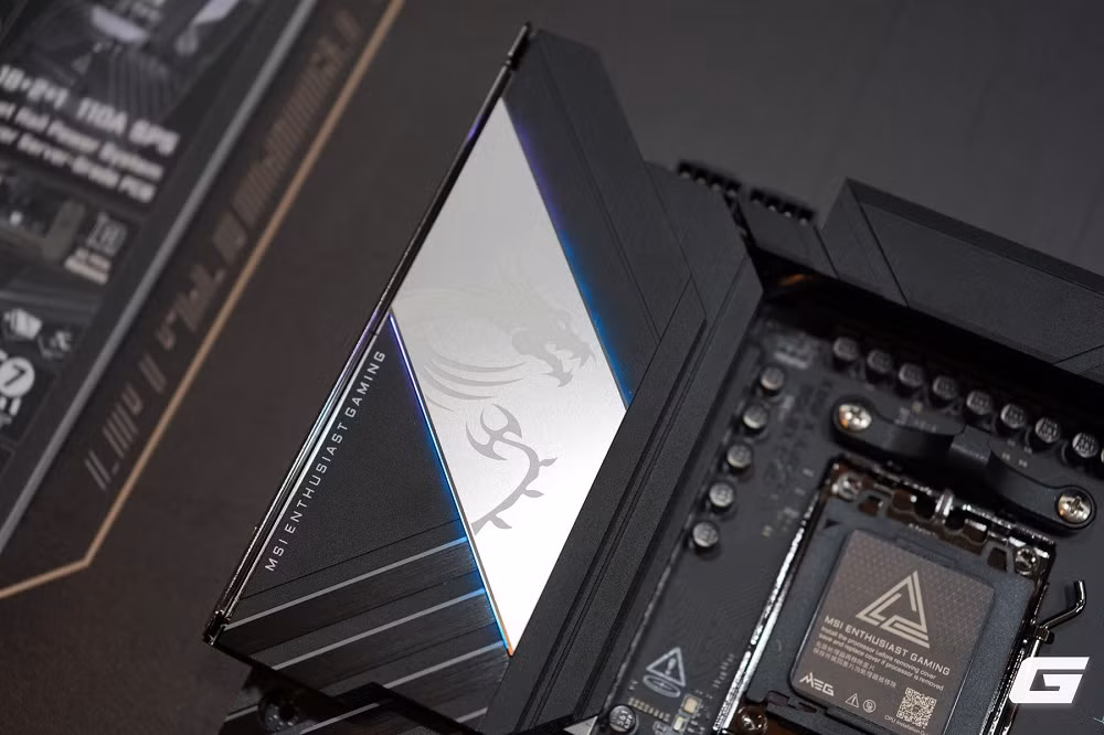 Nổi bật nhất là MEG X870E UNIFY-X MAX, dòng mainboard ép xung trứ danh với thiết kế hai khe RAM tối ưu đường tín hiệu.(Ảnh: Genk)