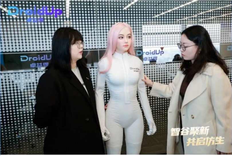 Cuối tháng 1/2026, công ty Zhuoyide Robotics tại Thượng Hải đã chính thức giới thiệu Moya, robot sinh học nguyên khối đầu tiên trên thế giới.