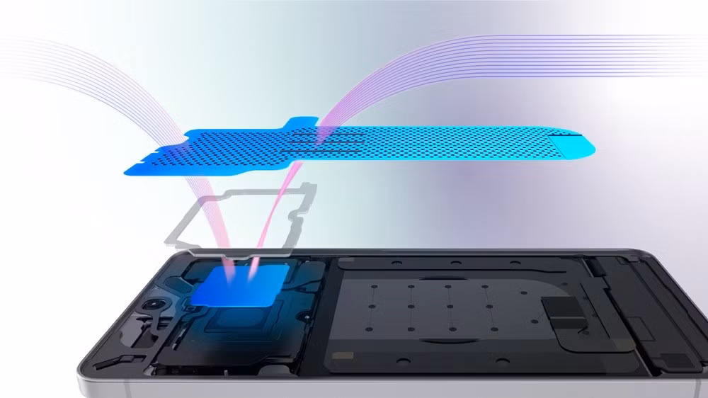 Hệ thống tản nhiệt được thiết kế lại hoàn toàn với buồng hơi lớn hơn và cấu trúc tản nhiệt dẫn trực tiếp.(Ảnh: Thanh niên Việt)