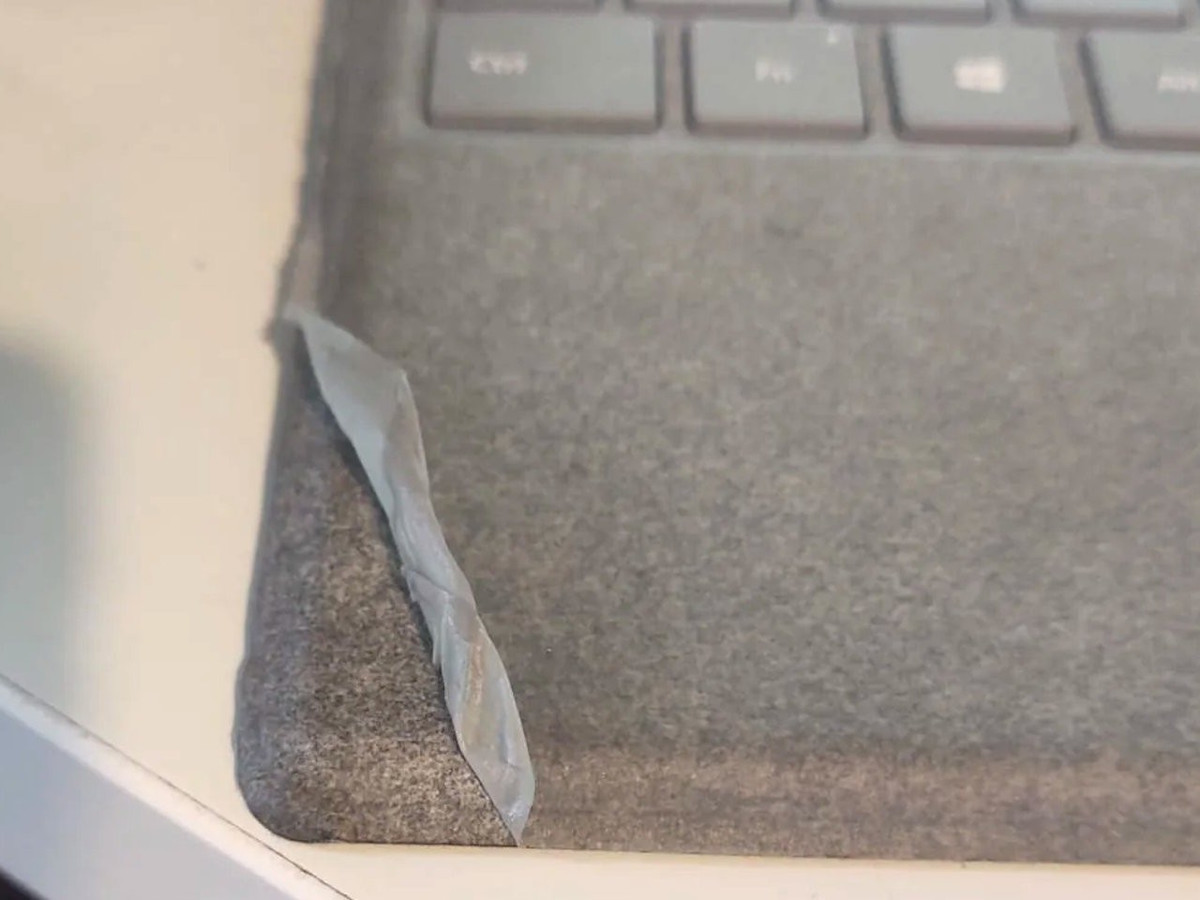 Bàn phím Alcantara dễ sờn rách, không thể tái chế, tạo ra lượng rác thải nhựa lớn.