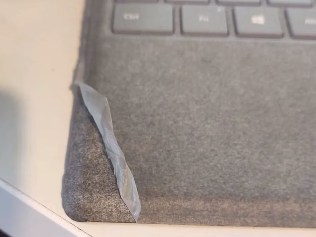 Bàn phím Alcantara dễ sờn rách, không thể tái chế, tạo ra lượng rác thải nhựa lớn.