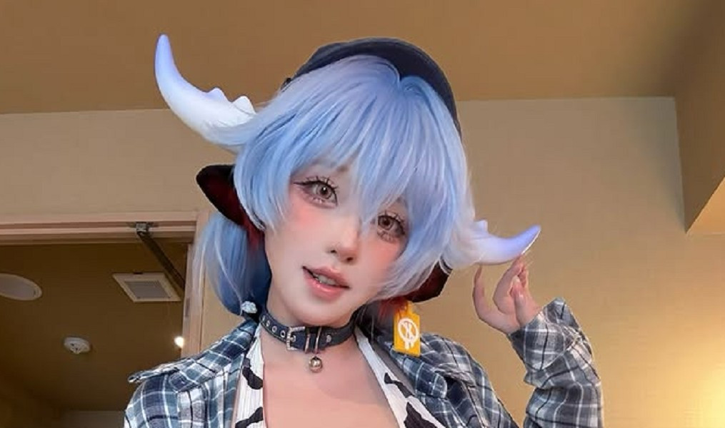 Với mái tóc xanh pastel và outfit họa tiết “bò sữa” độc đáo, cô tái hiện nhân vật một cách đầy sáng tạo và chân thực.