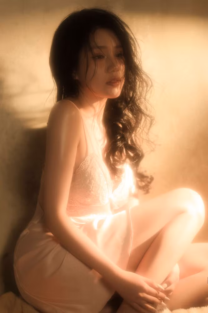 Mới đây, Yogurt gây bão khi tung bộ ảnh mới trong bộ váy ngủ lụa ôm sát đường cong.