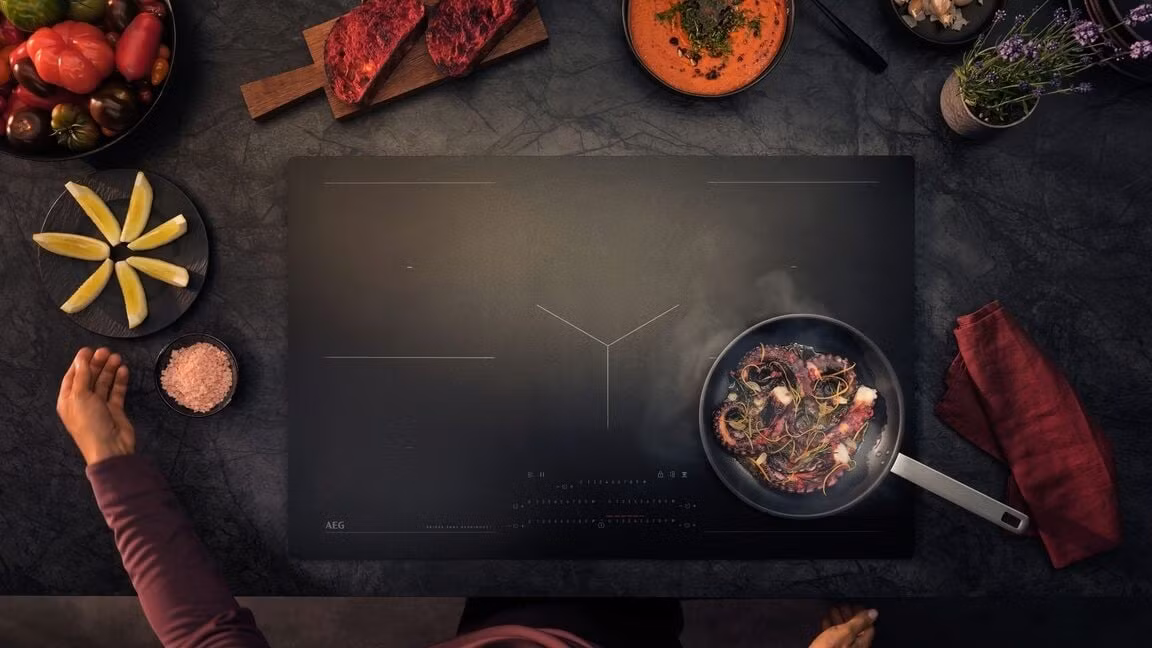 Bên cạnh đó, hãng cũng giới thiệu bếp từ SaphirMatt với bề mặt mờ chống trầy xước, giảm dấu vân tay và hạn chế phản xạ ánh sáng, hướng tới trải nghiệm nấu ăn tối giản và tập trung.