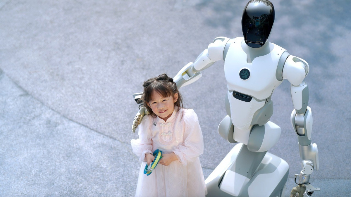 Robot bảo mẫu vượt xa robot hút bụi, có thể chăm sóc sức khỏe, dạy học và trò chuyện cùng trẻ em.