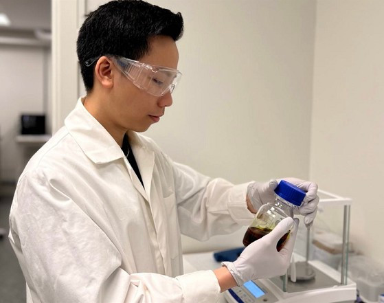 Thạc sĩ Nguyễn Quốc Trung, 27 tuổi, nghiên cứu sinh tiến sĩ tại Đại học Umeå (Thụy Điển), đã giành giải thưởng quốc tế LPI Career Development 2025 với công trình tìm dấu vết nước trên sao Hỏa. (Ảnh: Giáo dục Việt Nam)