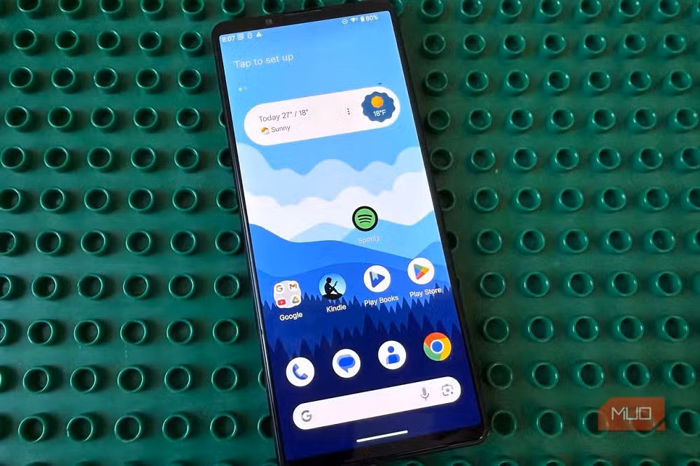 Với mật độ điểm ảnh 643 PPI, máy vượt xa iPhone 17 Pro Max và Pixel 10 Pro.(Ảnh: MUO)