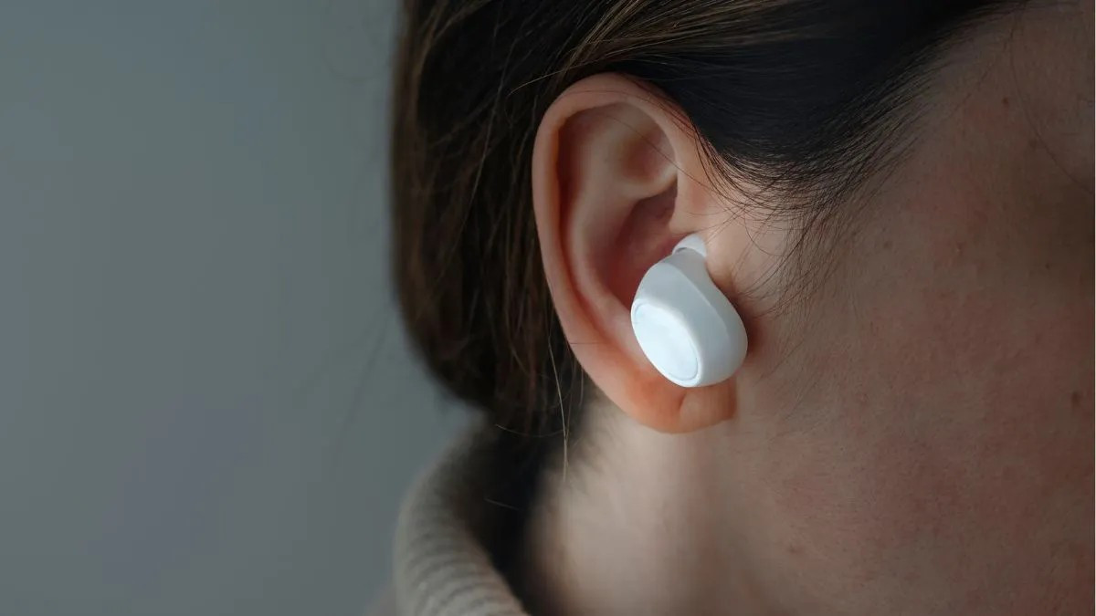 Sau khi chiếm quyền, kẻ tấn công có thể phát âm thanh trái phép, kích hoạt micro để nghe lén môi trường xung quanh.