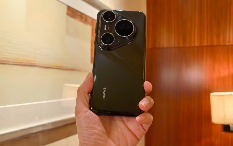 Về camera, cả hai máy đều tạo ra ảnh chất lượng cao, nhưng Pura 80 Ultra cho khả năng zoom linh hoạt hơn nhờ thiết kế kính tiềm vọng kép.