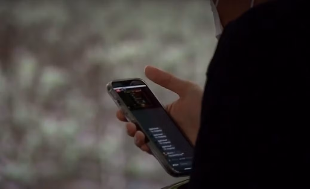 Trong không gian công cộng, người khác có thể đọc được tin nhắn, email hoặc mã OTP trên điện thoại bạn.