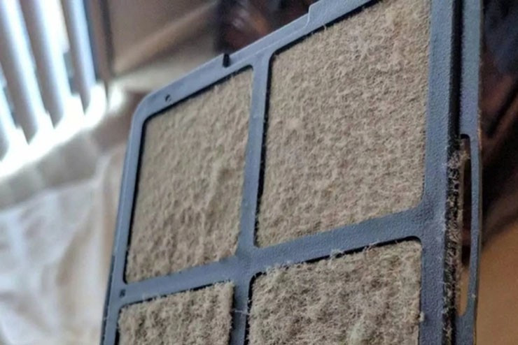 Vào mùa hè, nhiều người quên mất việc vệ sinh tấm lọc bụi, bộ phận dễ bẩn nhất trong case máy tính.