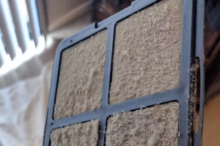 Vào mùa hè, nhiều người quên mất việc vệ sinh tấm lọc bụi, bộ phận dễ bẩn nhất trong case máy tính.