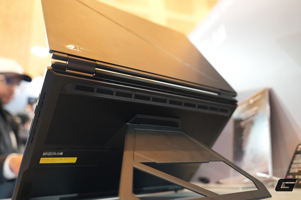 Tâm điểm gian hàng là những mẫu máy trang bị Intel Core Ultra 300 Series, tản nhiệt ROG Intelligent Cooling và màn hình ROG Nebula HDR cao cấp.(Ảnh: Genk)