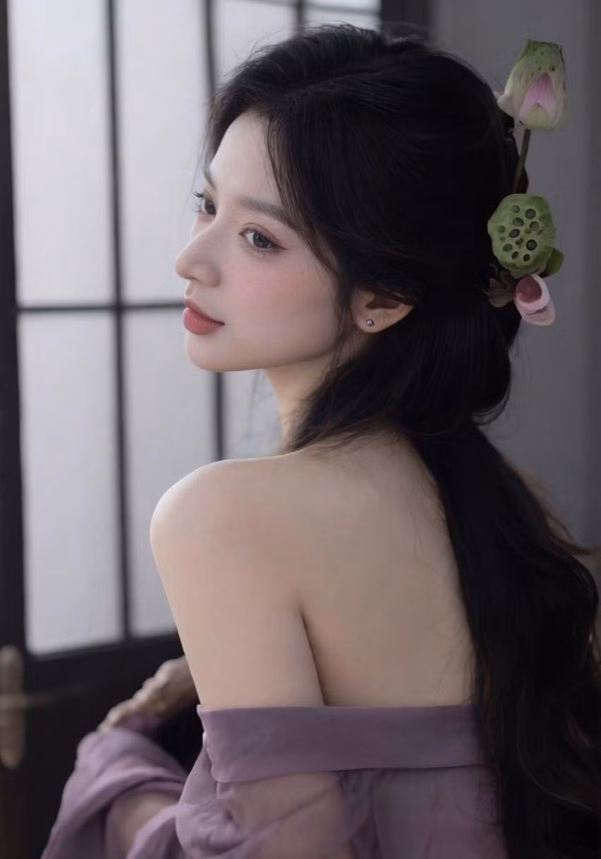 Trong bức ảnh mới, góc nghiêng thanh thoát với sống mũi cao, đôi mắt cuốn hút của Chi khiến fan “ngất lịm”.