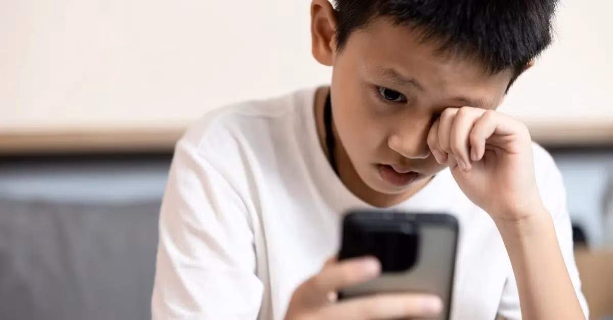 Ông chỉ ra rằng mạng xã hội ảnh hưởng tiêu cực đến sự phát triển cảm xúc vị thành niên.