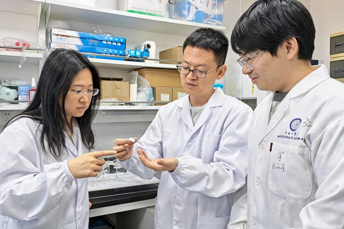 Bệnh nhân tên Zhang bị liệt tứ chi sau tai nạn năm 2022 và tham gia thử nghiệm lâm sàng tại Bệnh viện Hoa Sơn, Thượng Hải.