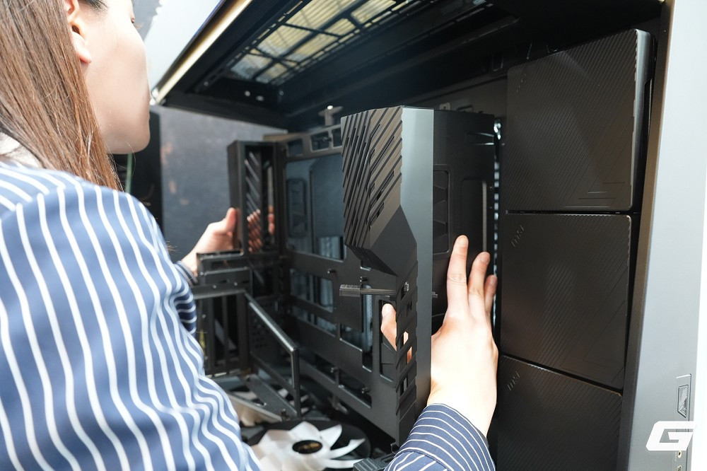 Không thể thiếu là thùng máy super-tower MEG MAESTRO 900R với kính cong ba mặt, hỗ trợ dựng GPU và tối đa 14 quạt làm mát.(Ảnh: Genk)