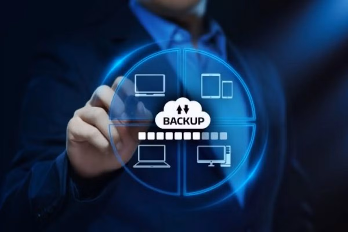 Hãy sao lưu dữ liệu quan trọng lên đám mây hoặc ổ cứng được bảo quản kỹ trong túi chống nước.