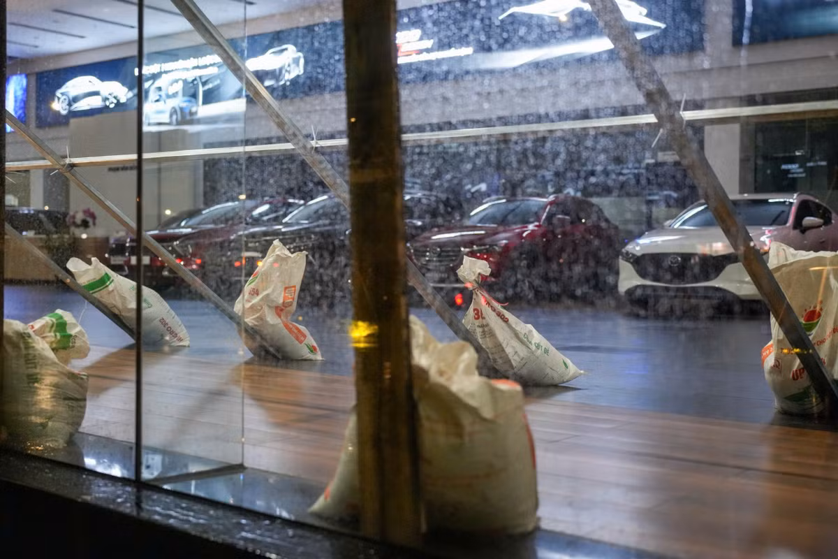 Lúc 6h ngày 22/7, tâm bão số 3 cách Quảng Ninh khoảng 170 km về phía Nam Tây Nam, cách Hải Phòng khoảng 60 km về phía Đông Nam, cách Hưng Yên khoảng 50 km về phía Đông, cách Ninh Bình khoảng 70 km về phía Đông Bắc. Sức gió mạnh nhất vùng gần tâm bão mạnh cấp 9-10 (89-102 km/h), giật cấp 13. Do ảnh hưởng của bão, khu vực Đông Bắc, đồng bằng Bắc Bộ, Thanh Hoá và Nghệ An mưa vừa, có nơi mưa to đến rất to. Người dân có thể theo dõi diễn biến trực tiếp của bão qua một số ứng dụng, nền tảng như Hệ thống Giám sát thiên tai Việt Nam (VNDM), công cụ theo dõi bão Windy.com, dịch vụ dự báo thời tiết Accuweather. Nhiều chuỗi siêu thị lớn đã nhanh chóng triển khai các phương án phòng chống bão và tăng cường nguồn lực để đảm bảo cung ứng hàng hóa thiết yếu cho người dân, đặc biệt tại các trung tâm ở khu vực miền Bắc và Bắc Trung Bộ.