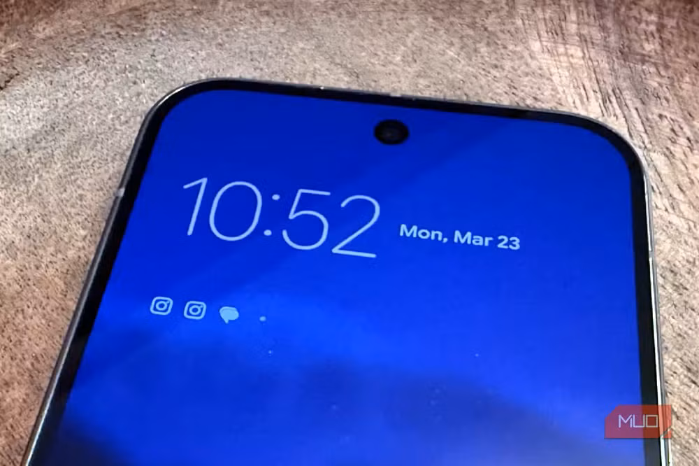 Tinh chỉnh thứ hai là vô hiệu hóa Always On Display, một tính năng tiện lợi nhưng lại tiêu tốn pin âm thầm khi màn hình luôn hiển thị thông tin kể cả khi không sử dụng.(Ảnh: MUO)