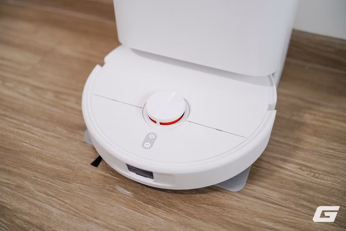 Về hiệu năng, lực hút 10.000Pa đủ đáp ứng nhu cầu dọn dẹp hàng ngày, xử lý tốt bụi mịn, tóc rụng hay vụn thức ăn trên nhiều loại bề mặt sàn.(Ảnh: Genk)