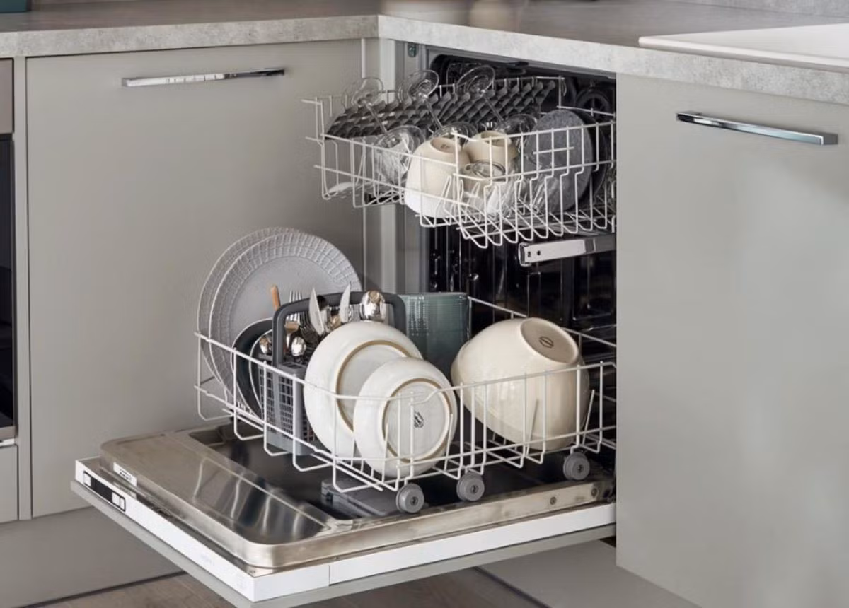 Máy rửa bát hiện đại có ba loại: âm tủ, độc lập và để bàn, mỗi loại phù hợp với không gian và số lượng thành viên khác nhau.