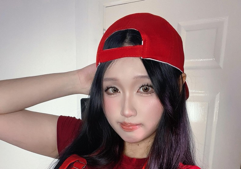 Julia Hà gây sốt khi cosplay Anh Hai, nhân vật chính trong game Brother Hai’s Pho Restaurant.