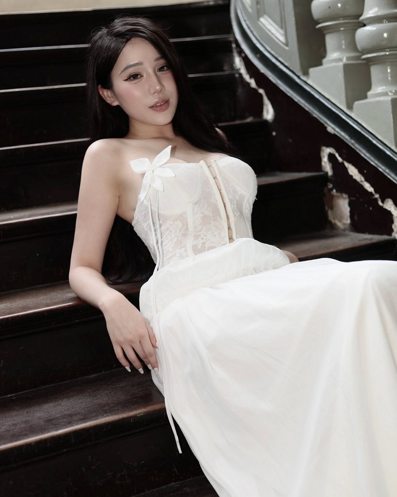 Chiếc đầm trắng khoe khéo bờ vai trần và vòng 1 đầy đặn khiến dân tình "mắt chữ A mồm chữ O".