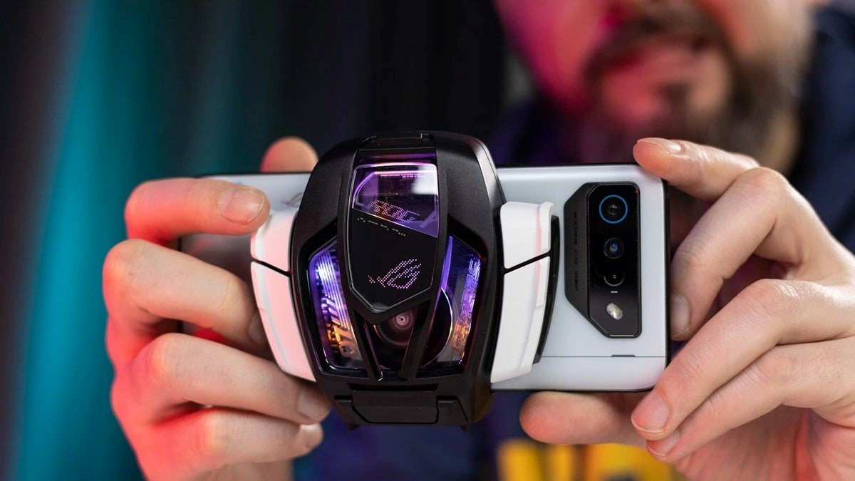 Nguyên nhân lớn nhất đến từ chi phí linh kiện tăng mạnh, đặc biệt là RAM và bộ nhớ, khiến chiến lược cấu hình cao của ASUS trở nên kém hiệu quả.