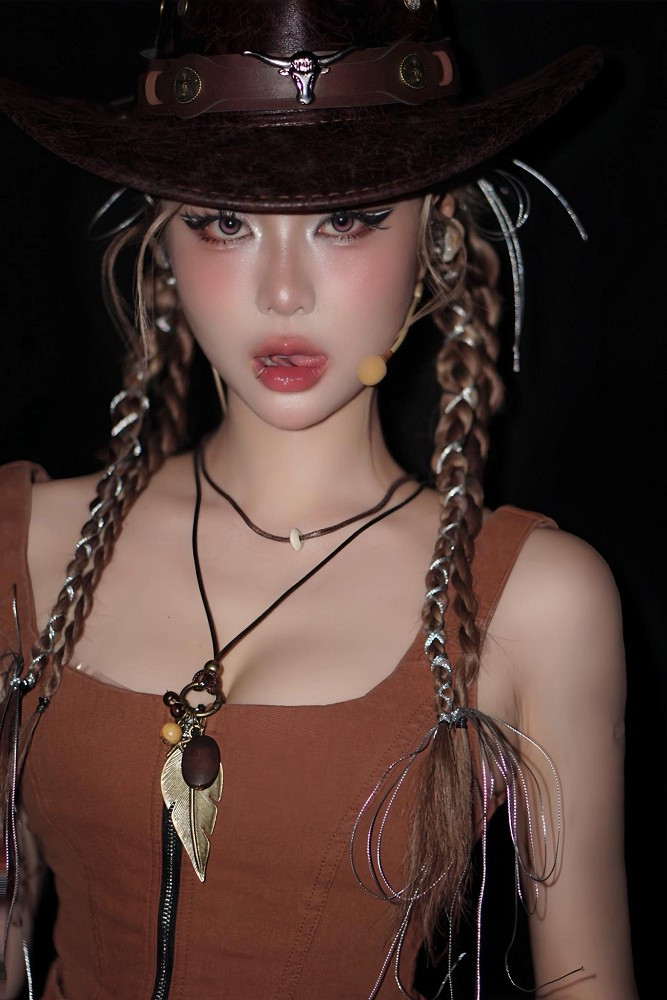 Không mấy bất ngờ khi cô nàng lại trở thành một game thủ chuyên nghiệp, bởi từ sớm gia đình của nữ streamer có kinh doanh quán net và khi ấy cô nàng thường xuyên phải sửa máy tính cho khách, rồi từ đó dần tiếp cận tới game.