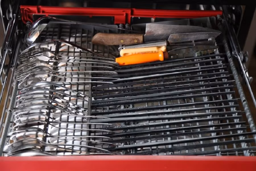 Máy trang bị công nghệ sấy khí nóng PTC kết hợp quạt Turbo giúp chén đĩa khô ráo, không đọng nước hay ám mùi sau khi rửa.